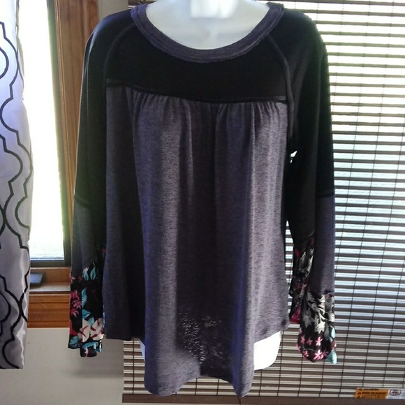 Tops - Beautiful bell sleeve